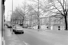 854894 Gezicht op de Van Asch van Wijckskade te Utrecht, met op de achtergrond de huizen aan de Weerdsingel O.Z.